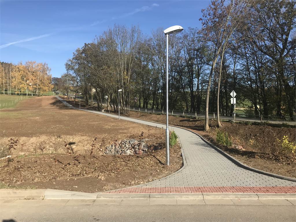 Novostavba chodníku a veřejného osvětlení ke hřbitovu