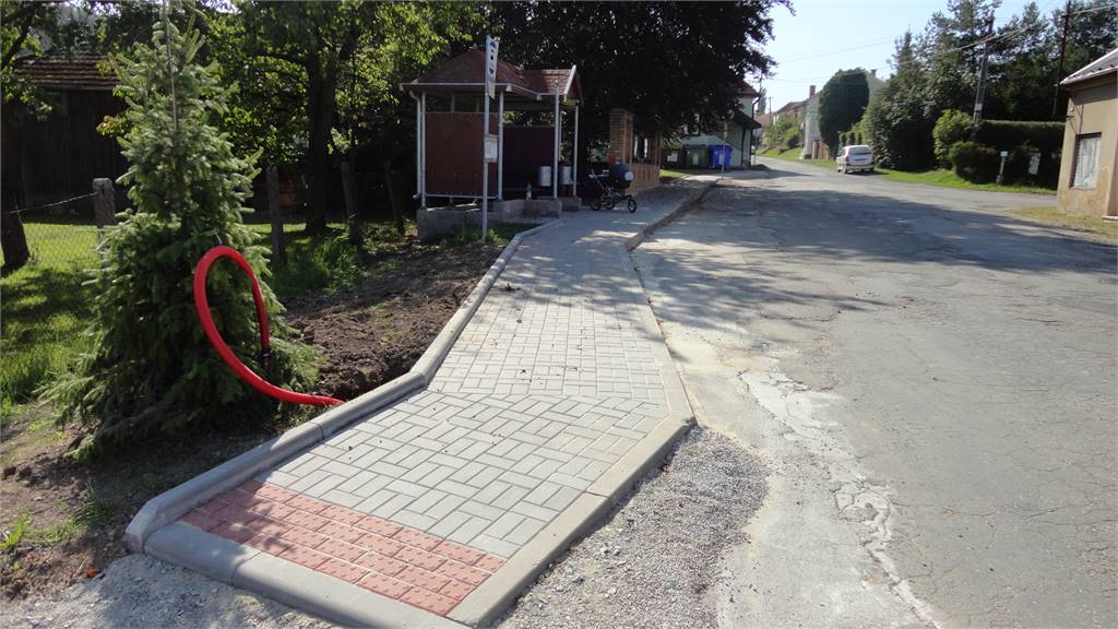 Rekonstrukce chodníku - autobusová zastávka ve Vel. Roudce