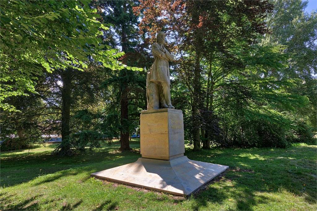 Socha B. Smetany v zámeckém parku od akad. sochaře Karla Otáhala