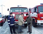 Starosta Velkých Opatovic a Starosta hasičů z Velkých Opatovic předávají klíče od auta starostovi Nového Šaldorfu 