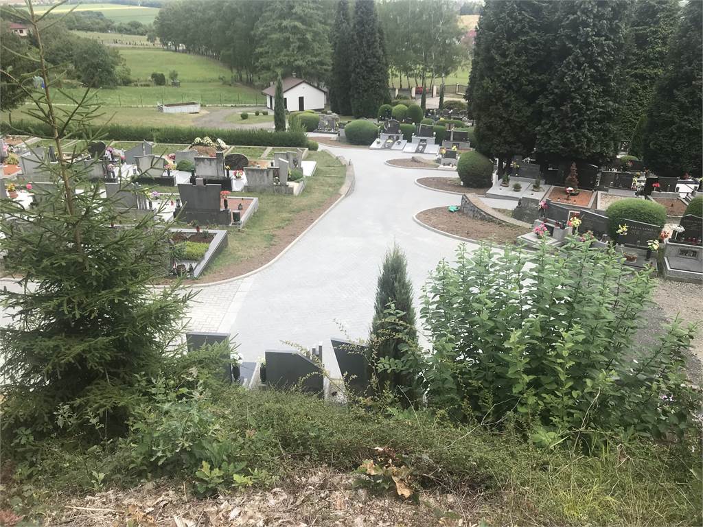 Výstavba chodníků na hřbitově